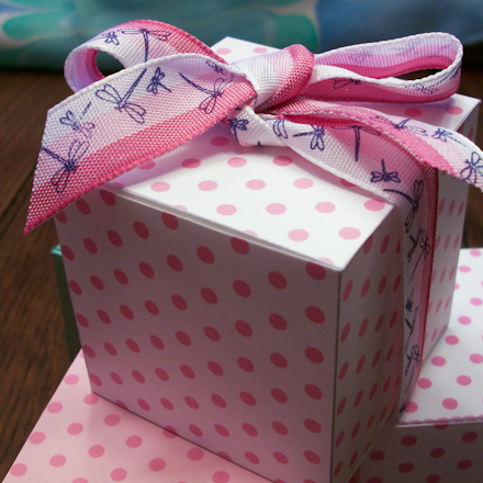 Small gift box - pink dots