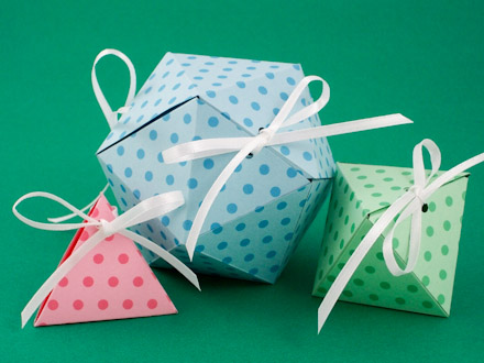 Gift boxes made from geometric solids patterns using ePaper